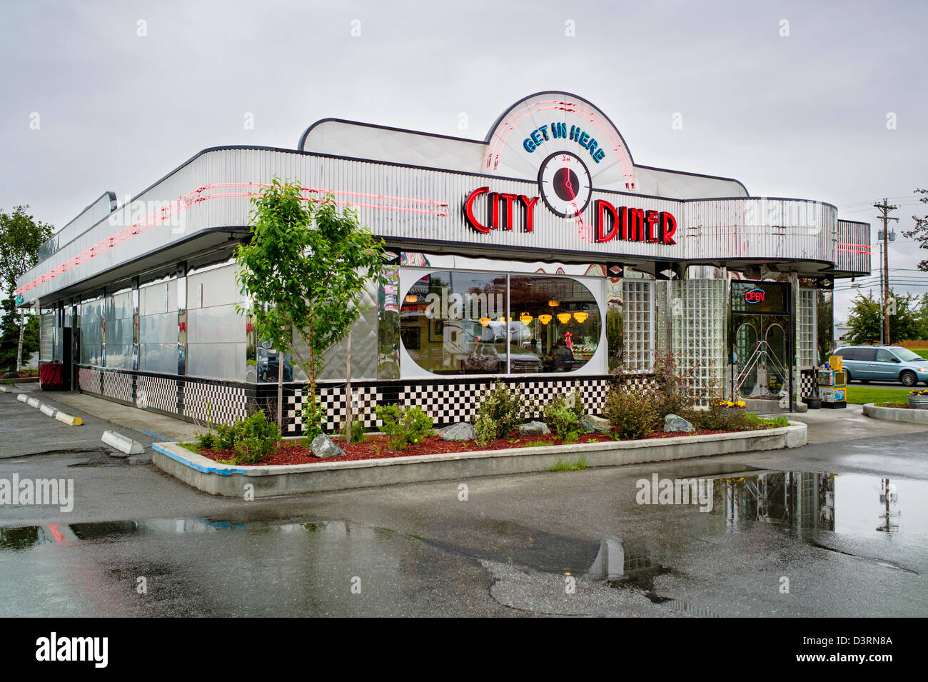 Vista esterna del design retrò in acciaio inox City Diner, Anchorage, Alaska, STATI UNITI D'AMERICA Foto Stock