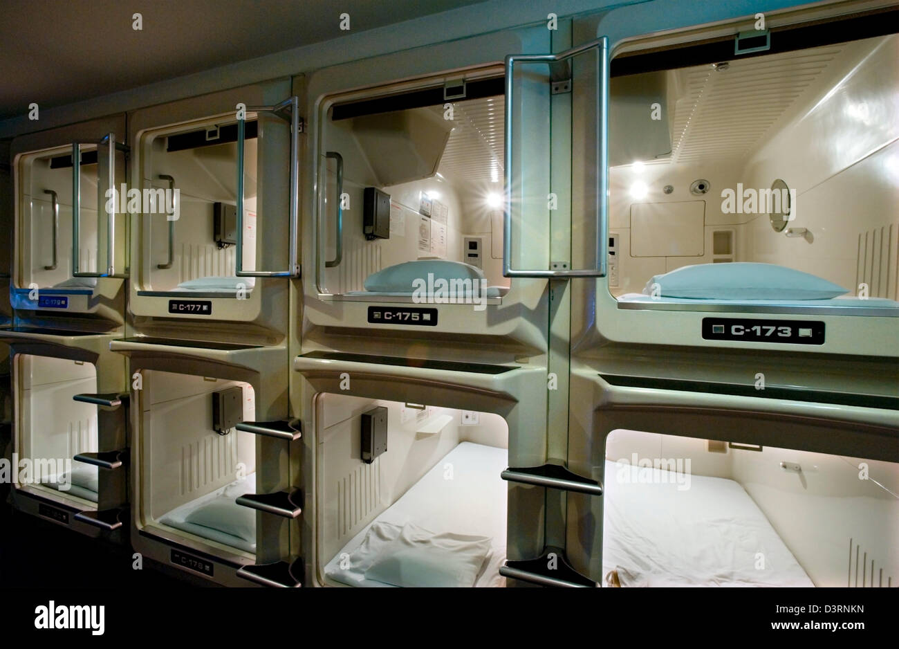 Le sistemazioni sono minimi ma pulito e confortevole e poco costoso in un 1 metri x 1 metri x 2 metri casella nella capsula hotel in Giappone Foto Stock