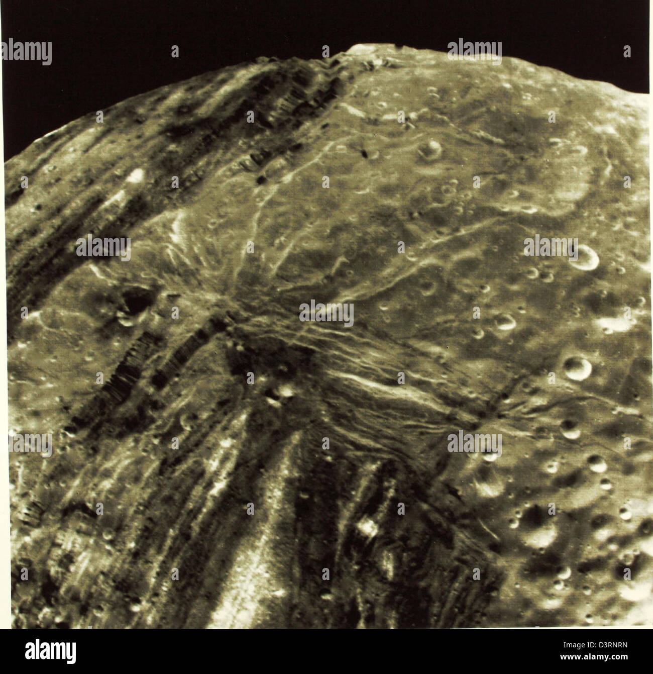 Una foto storica lucida di Urano scattata durante la missione Voyager 2 il 24 gennaio 1986. Quest'immagine ha fornito uno dei primi occhi ravvicinati al gigante del ghiaccio, facendo avanzare la nostra comprensione dei pianeti esterni. Foto Stock