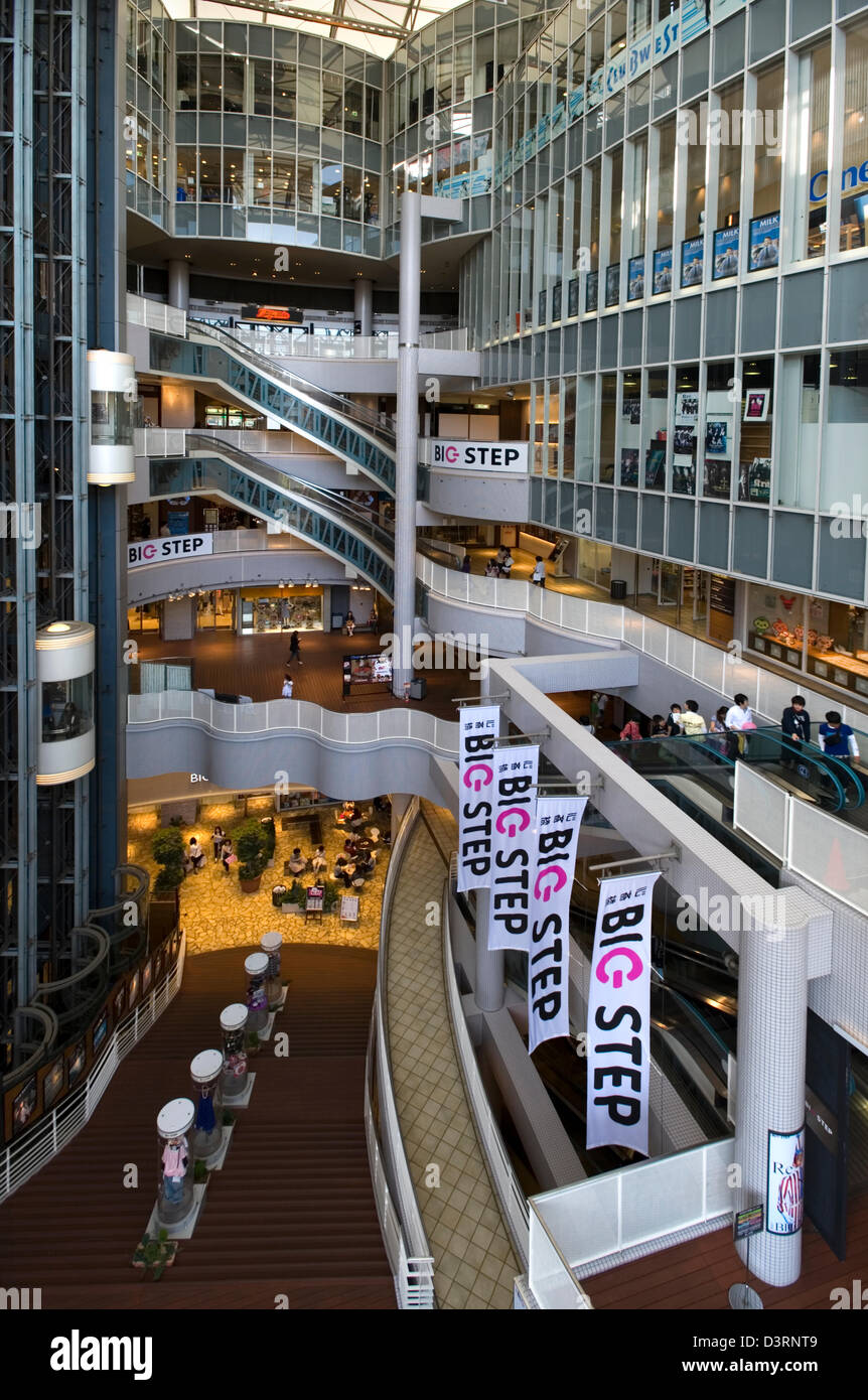 Gli amanti dello shopping al grande passo shopping centre in Osaka's ame-mura, o Amerika-mura (American Village), nel quartiere Shinsaibashi, Namba. Foto Stock