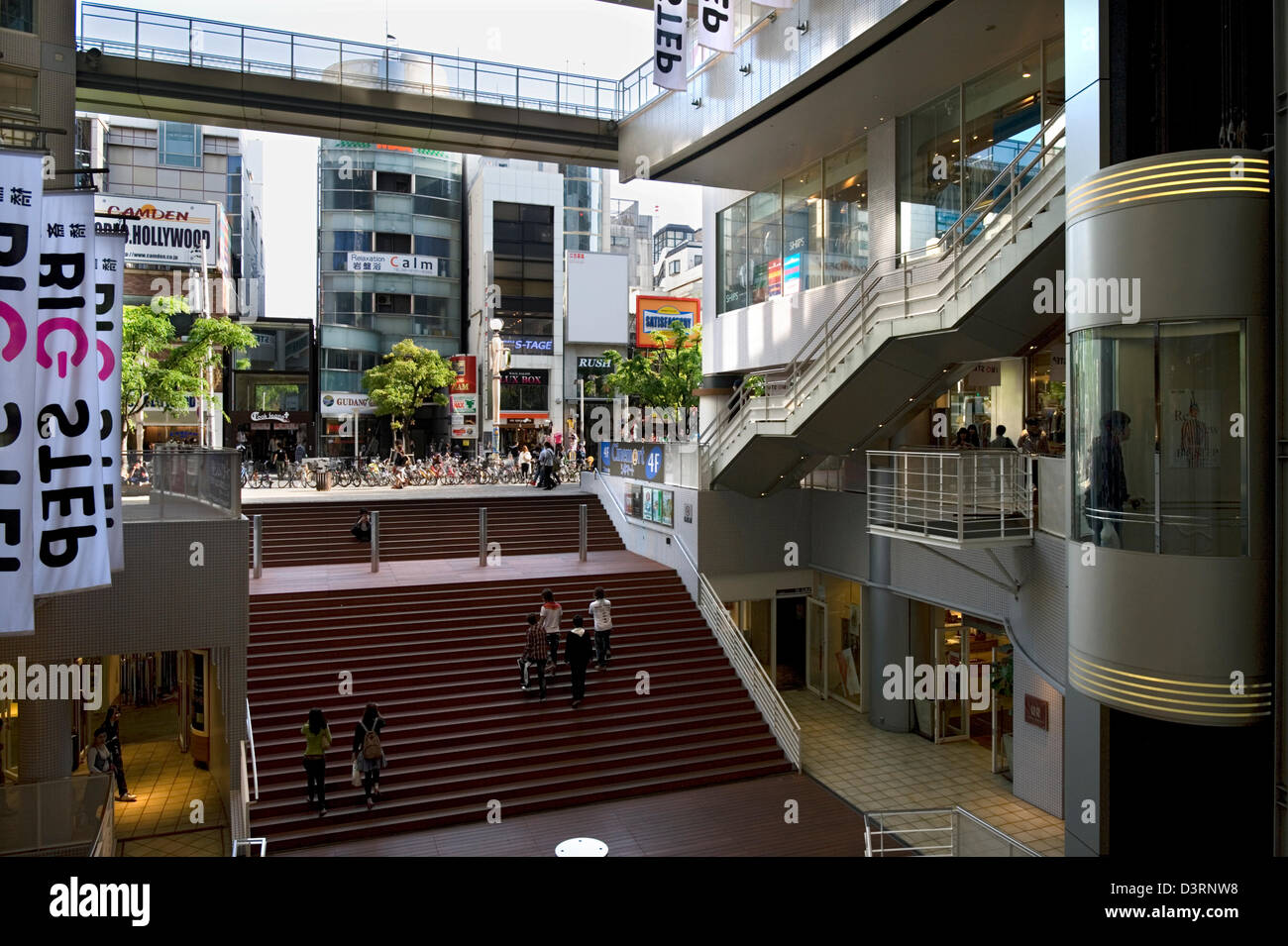 Gli amanti dello shopping al grande passo shopping centre in Osaka's ame-mura, o Amerika-mura (American Village), nel quartiere Shinsaibashi, Namba. Foto Stock
