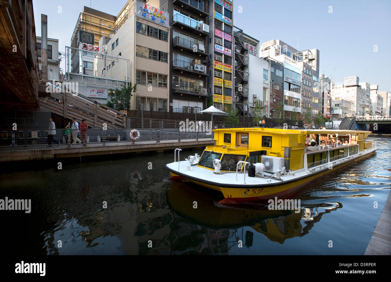 Turistico di crociera in barca lungo il fiume Dotonbori nel centro di Osaka Namba del quartiere dello shopping. Foto Stock