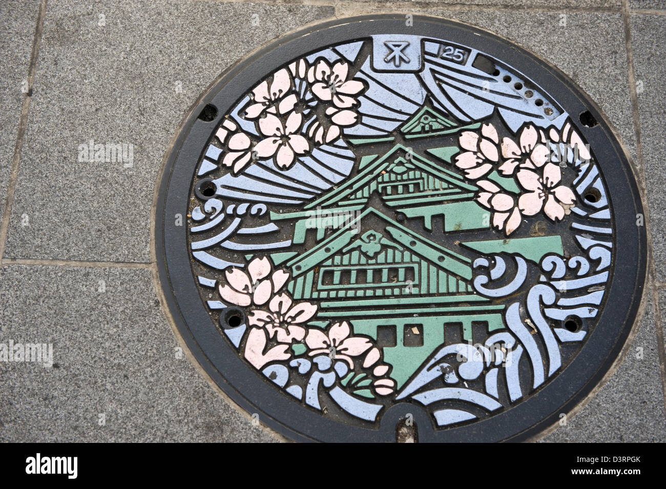 Questo coloratissimo chiusino arte raffigura il Castello di Osaka con rosa fiori di ciliegio. Foto Stock