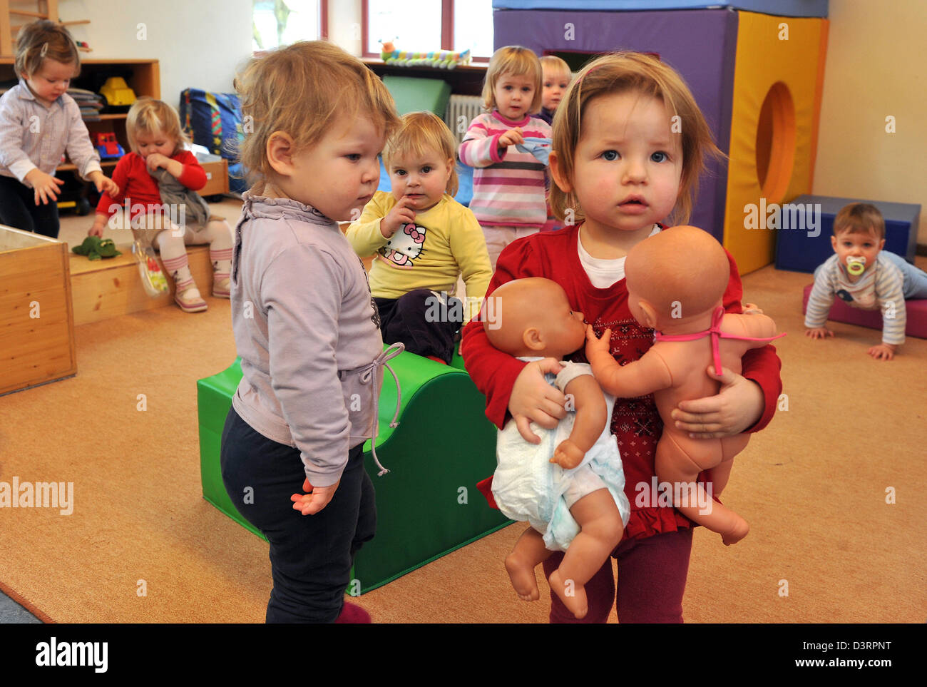 I bambini giocano insieme in una scuola materna a Ulm in Germania, 22 febbraio 2013. In molte parrocchie locali nel sud ovest della Germania la prevista espansione di scuole materne è giunta ad un attesa. Foto: Stefan Puchner Foto Stock