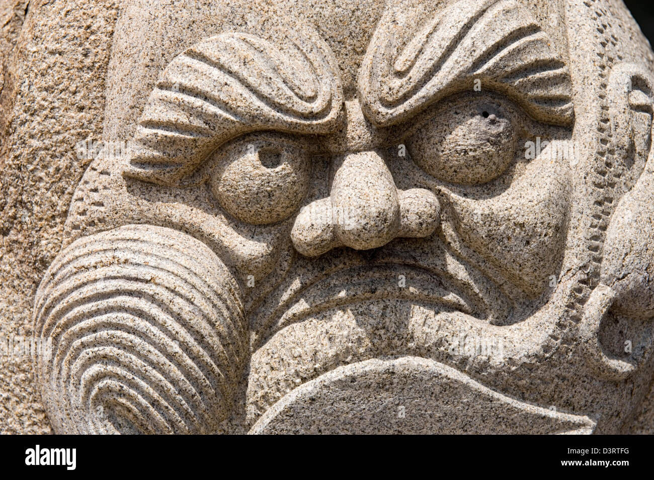 Un arrabbiato espressione sul viso di una pietra statua del Buddha a Koya-san (Mount Koya) in Wakayama, Giappone. Foto Stock
