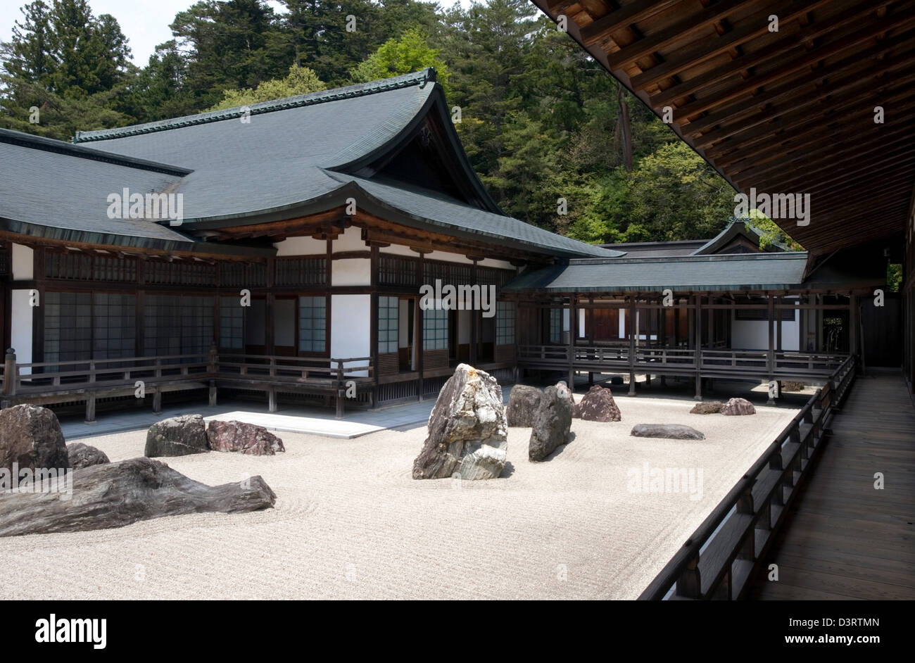 Banryutei karesansui rastrellata ghiaia paesaggio secco rock garden a Kongobuji, testa tempio di Koyasan Shingon Buddhismo in Giappone. Foto Stock