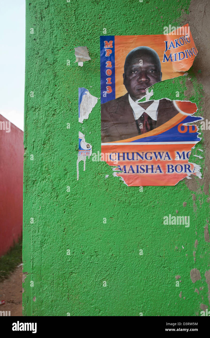 Strappato manifesto politico dell Orange Democratic Movement (ODM) candidate Jakoyo Midiwo. Yala, nella provincia di Nyanza, Kenya, Febbraio 2013 Foto Stock