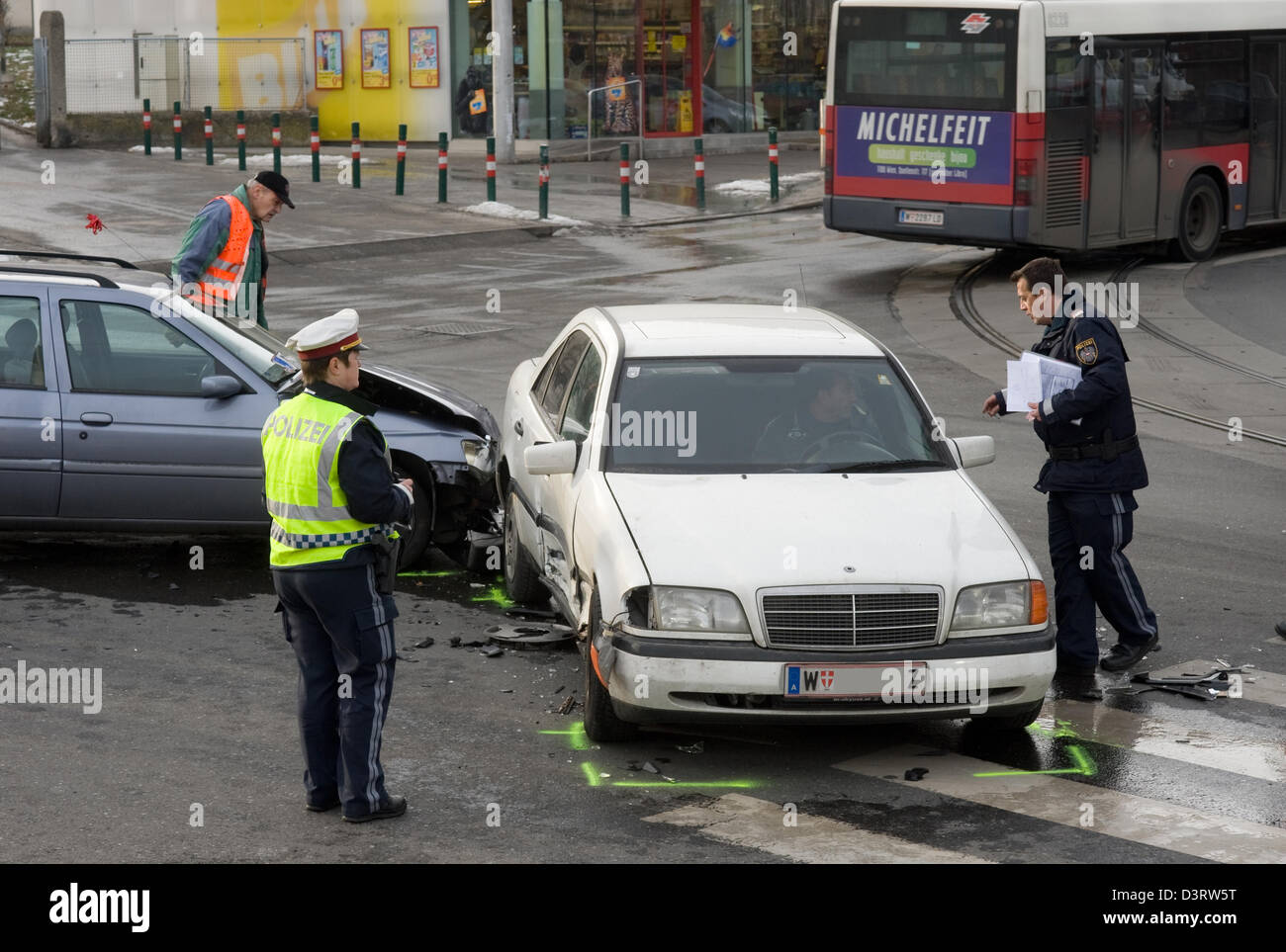 Vienna, Austria, la polizia nella protezione di un incidente stradale Foto Stock