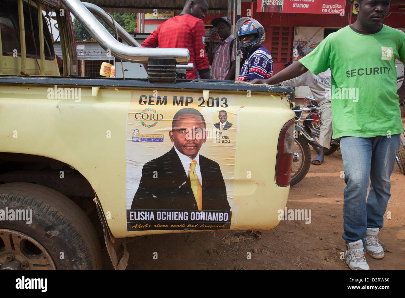 Manifesto politico sul lato della vettura di campagna per la corda MP candidato Eliseo Ochieng Odhiambo, Yala, nella provincia di Nyanza, Kenya, Feb 2013. Foto Stock