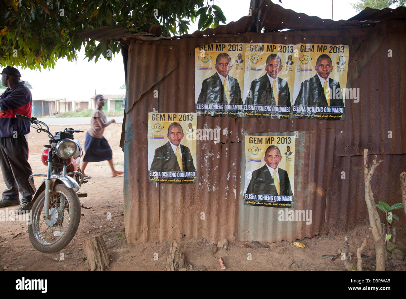 I manifesti politici per la corda MP candidato Eliseo Ochieng Odhiambo, Yala, nella provincia di Nyanza, Kenya, Febbraio 2013 Foto Stock
