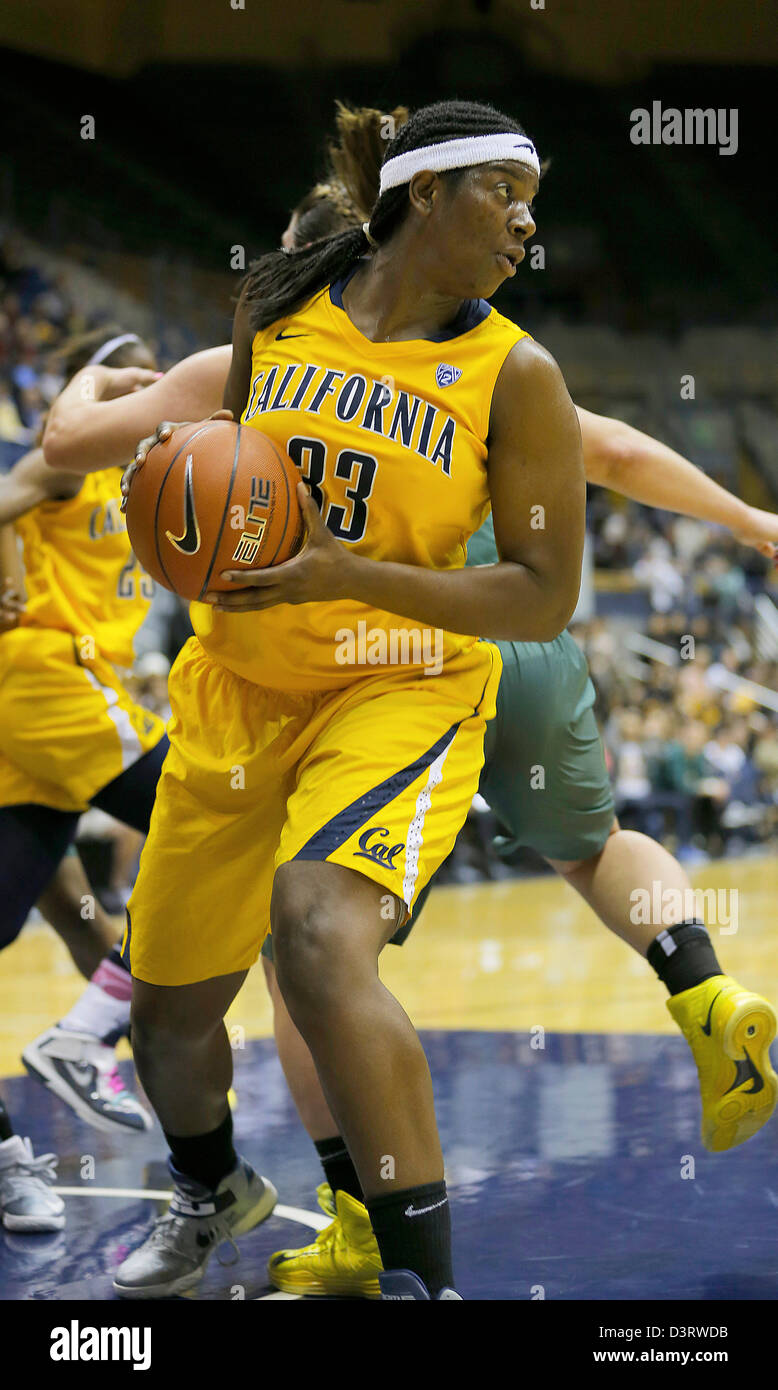 Berkeley, CA, Stati Uniti d'America. Il 22 febbraio, 2013. Durante il NCAA Womens Gioco di basket tra università di Oregon Ducks vs California Golden Bears, 33 C Talia Caldwell di Cal a Hass Pavilion Berkeley Calif Foto Stock