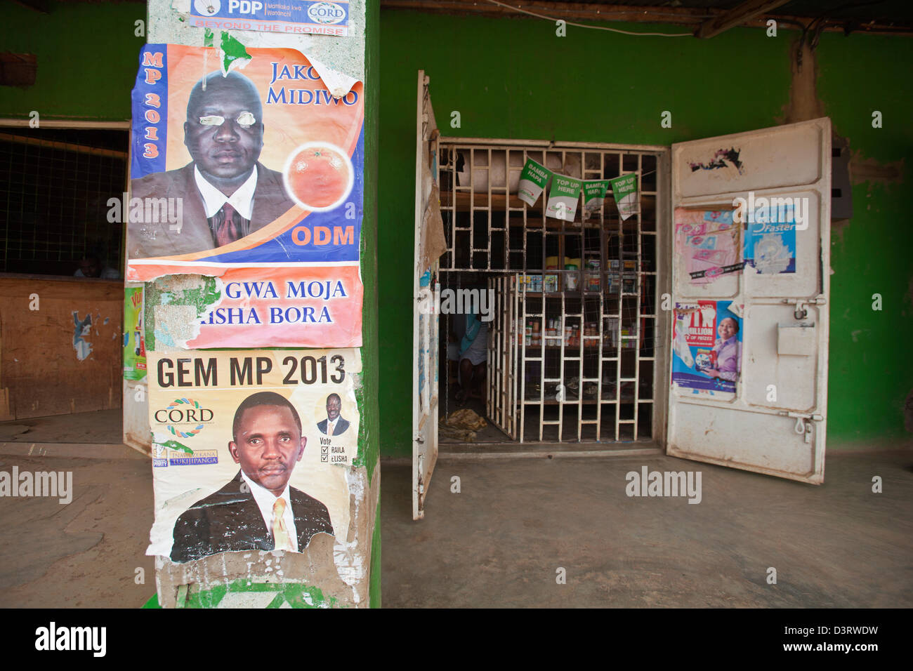 I manifesti politici per ODM candidato Midiwo Jakoyo e cavo candidato Eliseo Ochieng Odhiambo, Yala, nella provincia di Nyanza, Kenya 2013 Foto Stock