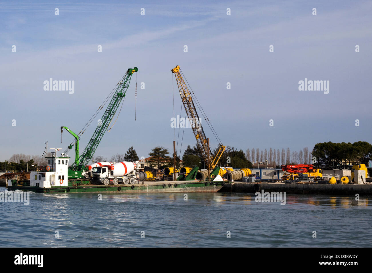 Costruzione di gru su un isola a Venezia Italia Foto Stock