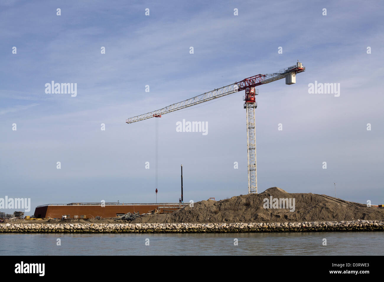 T gru edili su un isola a Venezia Italia Foto Stock