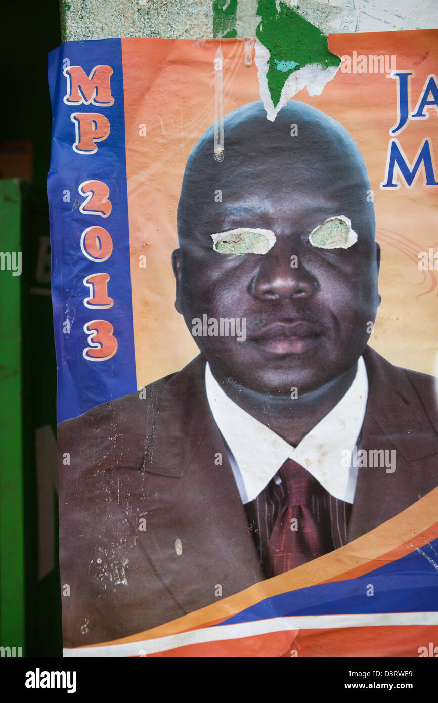 Manifesto politico dell Orange Democratic Movement (ODM) candidate Jakoyo Midiwo con occhi strappati. Yala, nella provincia di Nyanza in Kenya Foto Stock