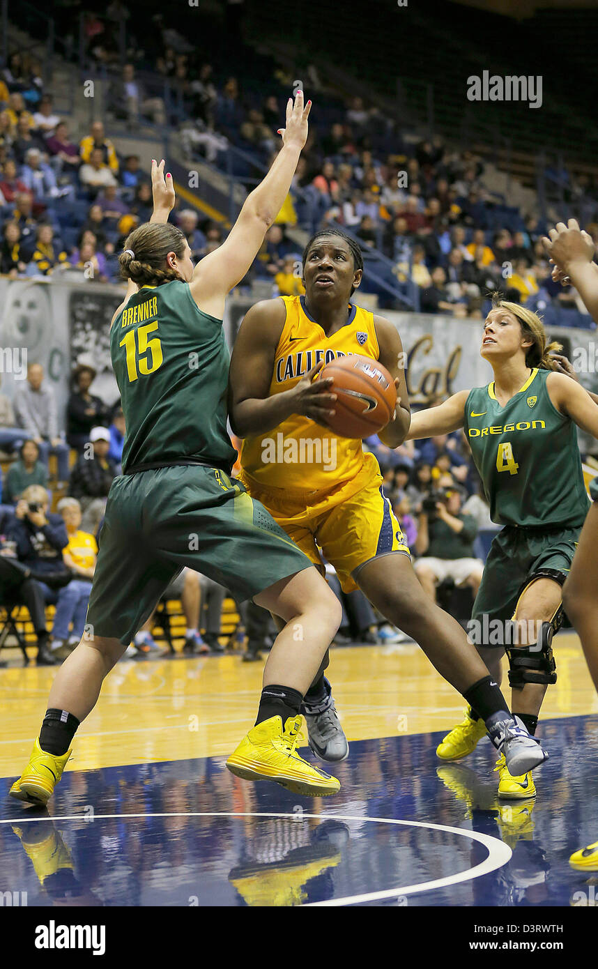 Berkeley, CA, Stati Uniti d'America. Il 22 febbraio, 2013. Durante il NCAA Womens Gioco di basket tra università di Oregon Ducks vs California Golden Bears,33 C Talia Caldwell di Cal vigore il suo modo in vernice tra Oregon 15 Liz Brenner e 4 Devyn Galland a Hass Pavilion Berkeley Calif Foto Stock