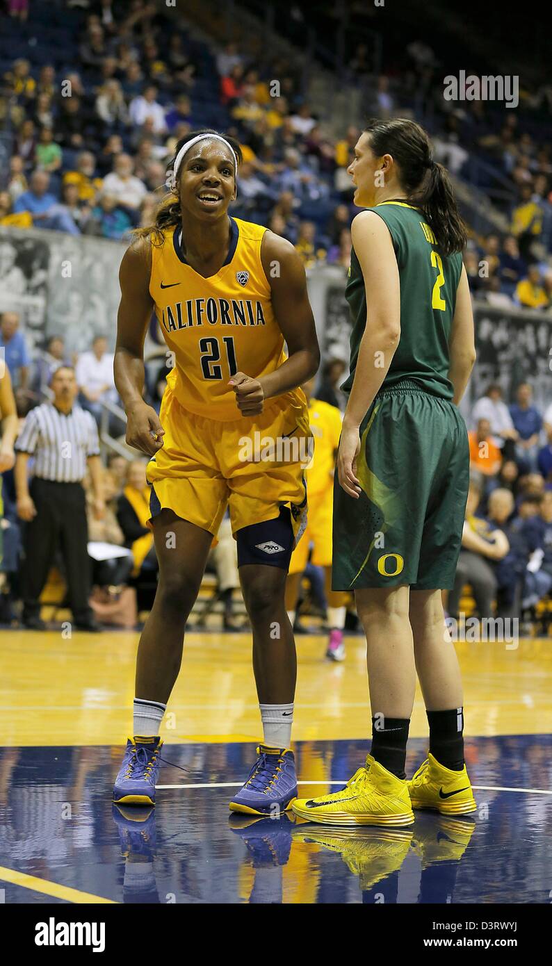 Berkeley, CA, Stati Uniti d'America. Il 22 febbraio, 2013. Durante il NCAA Womens Gioco di basket tra università di Oregon Ducks vs California Golden Bears,21 F Reshanda grigio di Cal a Hass Pavilion Berkeley Calif Foto Stock