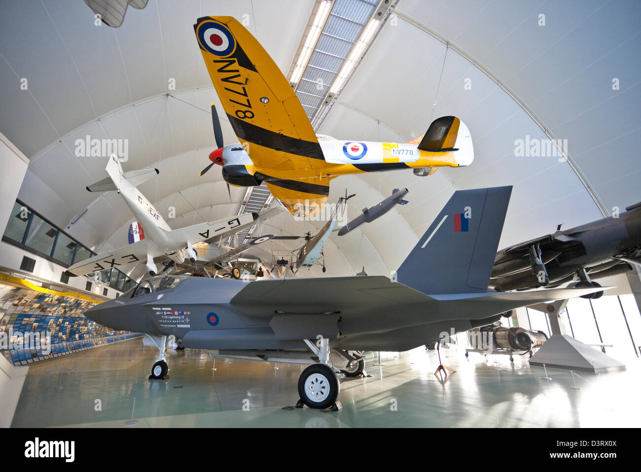 I velivoli da combattimento sul display in un appendiabiti presso la Royal Air Force (RAF Museum, Londra, Inghilterra, Regno Unito. Foto Stock