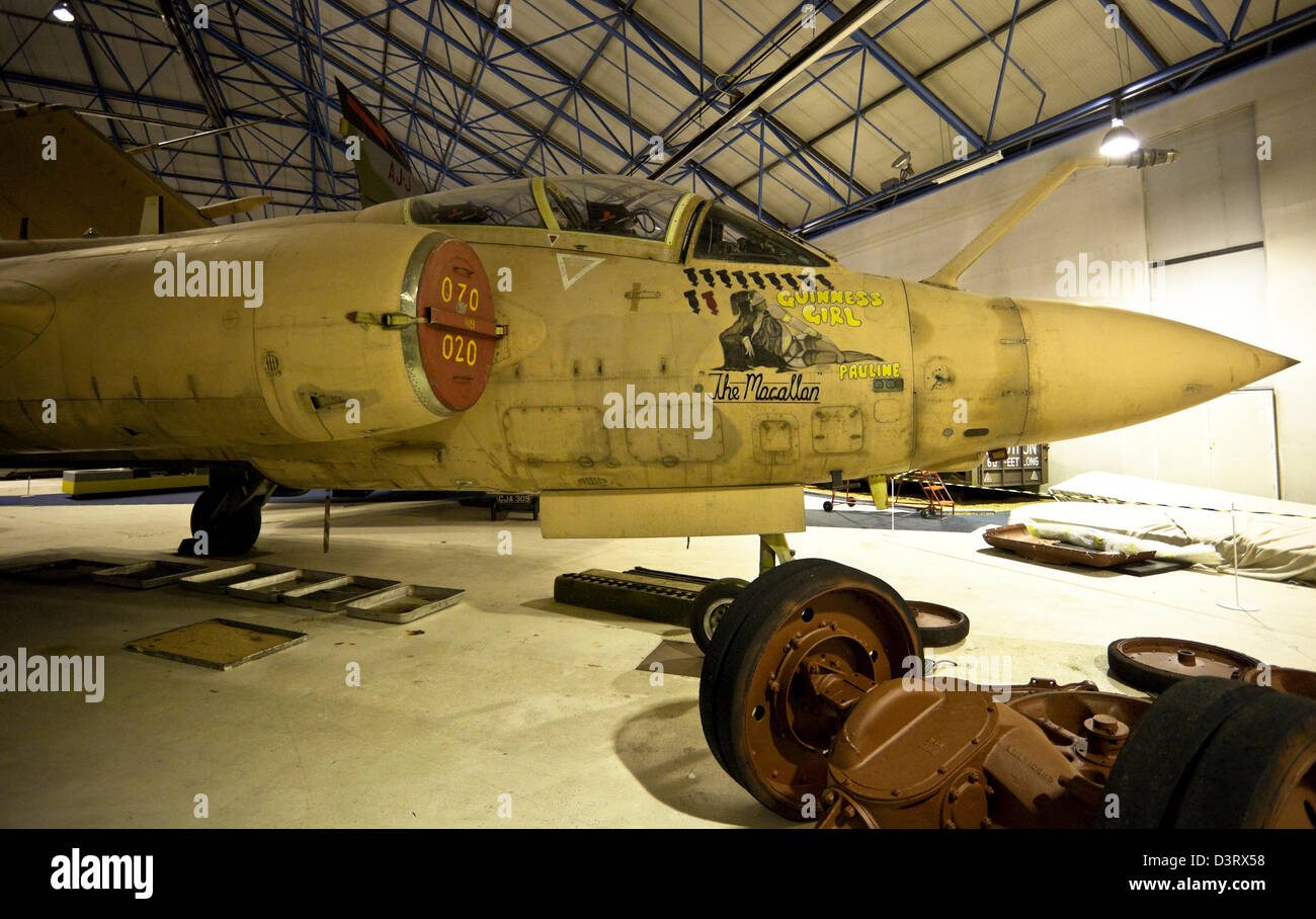 Hawker Siddeley Da Buccaneer a basso livello di subsonic Strike Aircraft, sul display in bombardiere Hall presso il RAF Museum di Londra, Inghilterra. Foto Stock