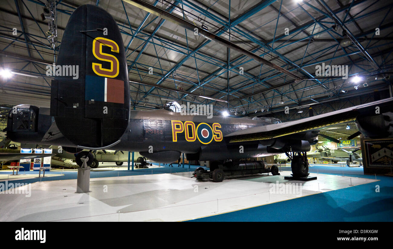 Avro Lancaster, seconda guerra Wolds bombardieri pesanti aerei, sul display presso la Royal Air Force (RAF Museum, London, England, Regno Unito Foto Stock