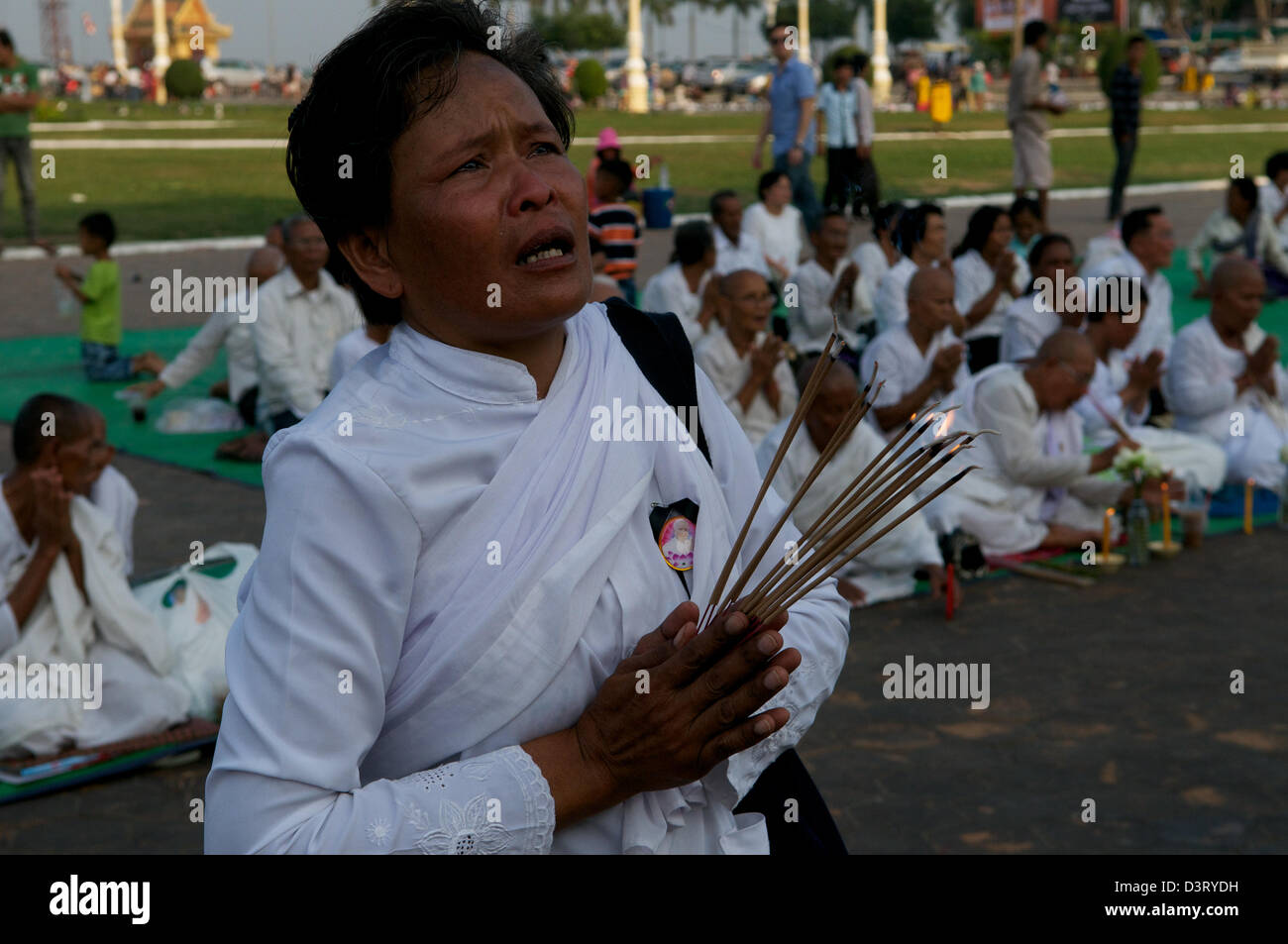 Il Khmer donna orante, cambogiani piangono la perdita del Re Norodom Sihanouk di fronte al Palazzo Reale di Phnom Penh Cambogia. © Kraig Lieb Foto Stock
