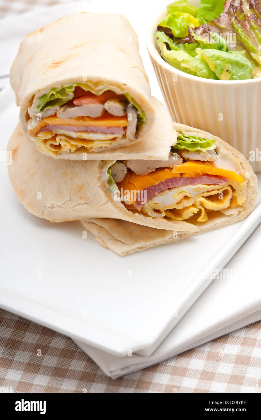 Fresco e salutare club sandwich pane pita roll Foto Stock