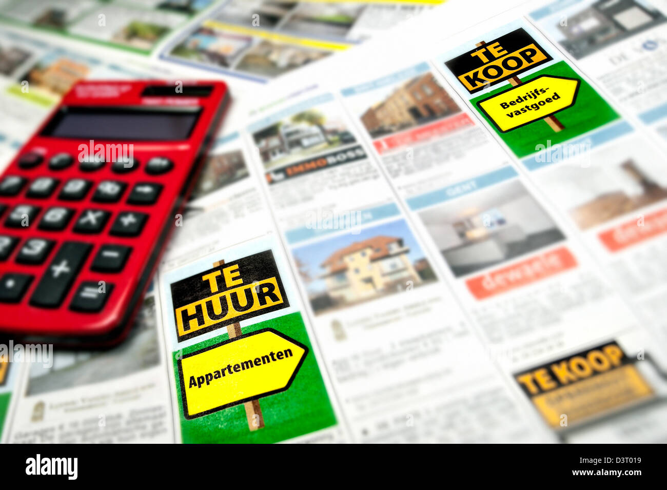 Annuncio pubblicitario olandese colonne sul inserzionista pagina che mostra annunci immobiliari in Belgio Foto Stock