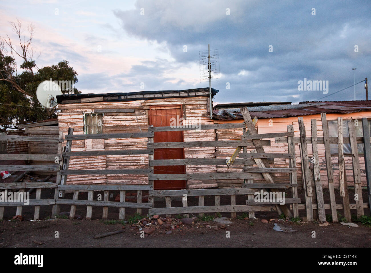 Alloggiamento esterno con recinto nelle township, Cape Town, Sud Africa Foto Stock