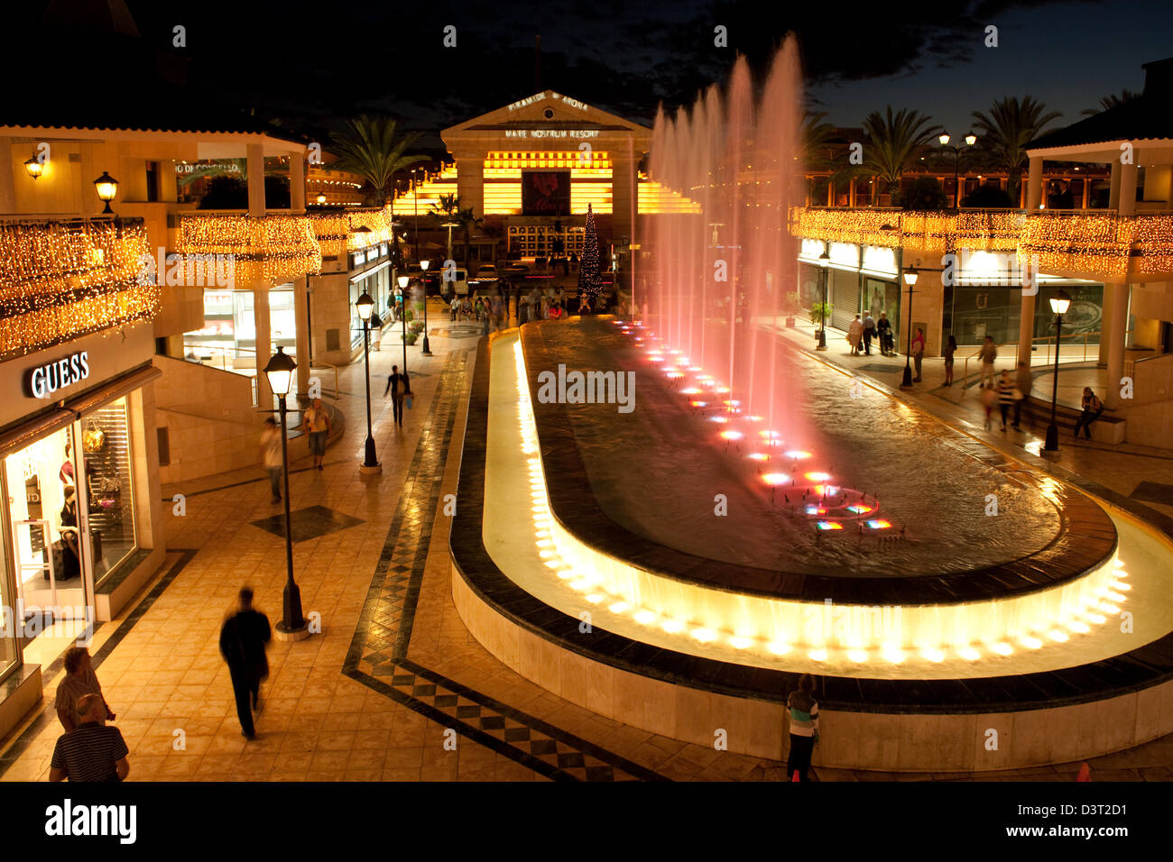 Playa de las Americas, Spagna, fontane illuminate e negozi di lusso a  Tenerife Foto stock - Alamy