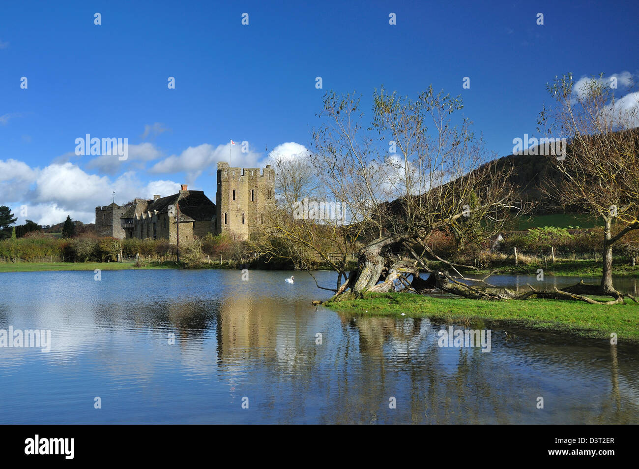 Il bellissimo castello di Stokesay bagnata dal sole invernale Foto Stock