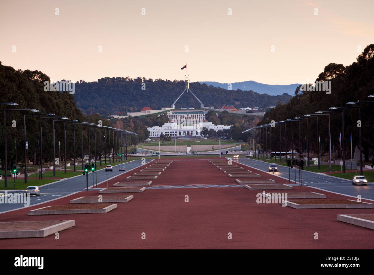 Vista lungo Anzac Parade alla Casa del Parlamento al crepuscolo. Canberra, Australian Capital Territory (ACT), Australia Foto Stock