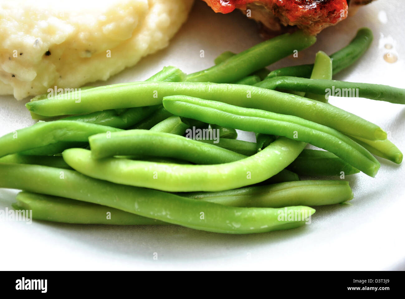 Freschi cotti interi fagioli verdi Foto Stock