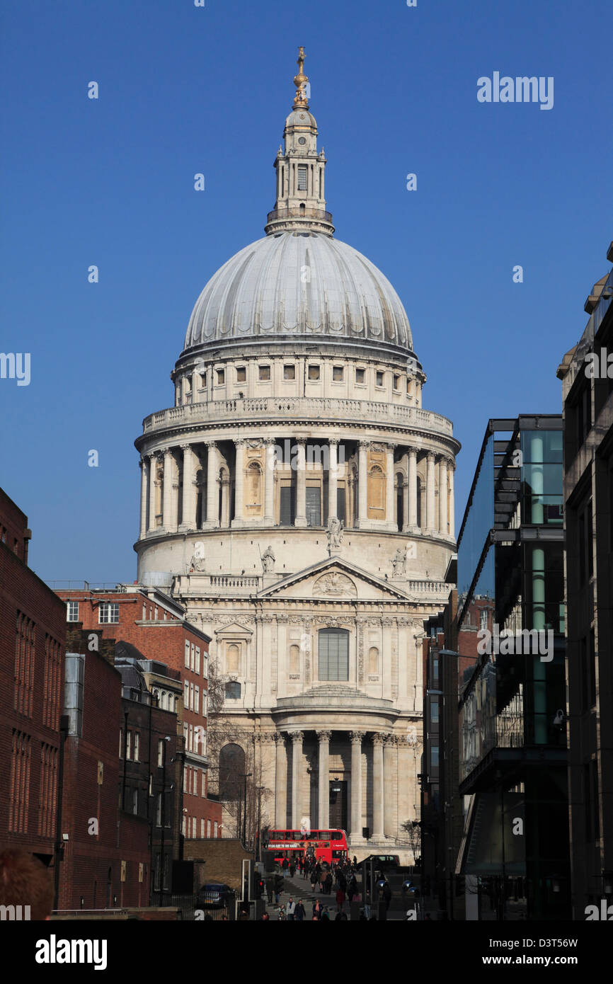 La Cattedrale di St Paul e visto dal Millennium Bridge, City of London, England, Regno Unito, GB Foto Stock