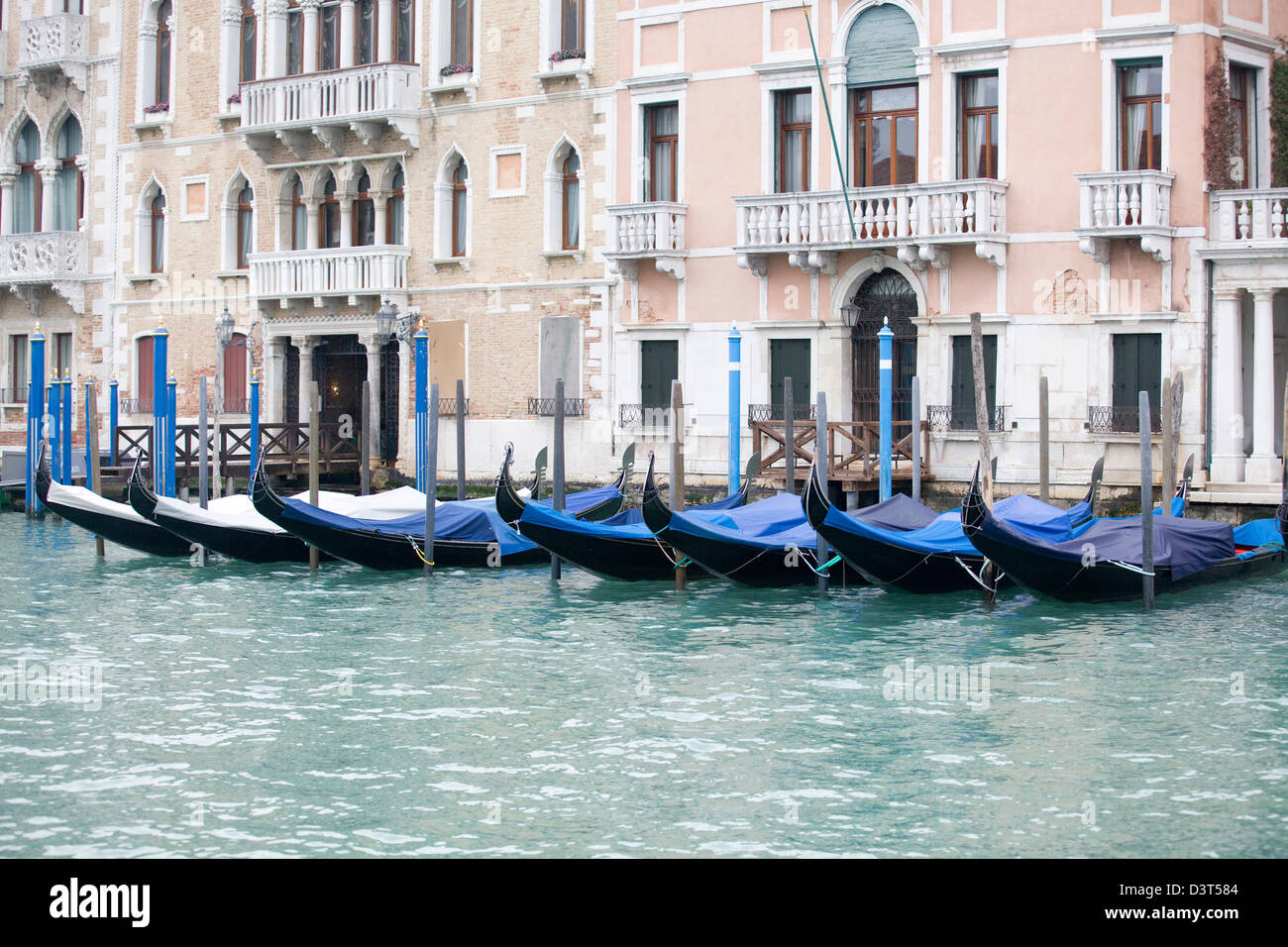 Gondole su vie d'acqua di Venezia Italia Foto Stock