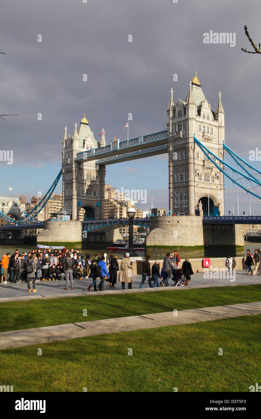 I turisti in una soleggiata giornata invernale e presso il Tower Bridge di Londra Inghilterra REGNO UNITO GB Foto Stock