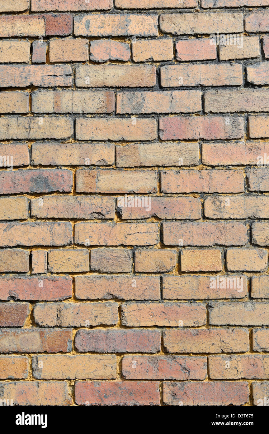 Mattone giallo close up per gli sfondi e le texture, elemento di design vecchio e spiovente con carattere. Foto Stock