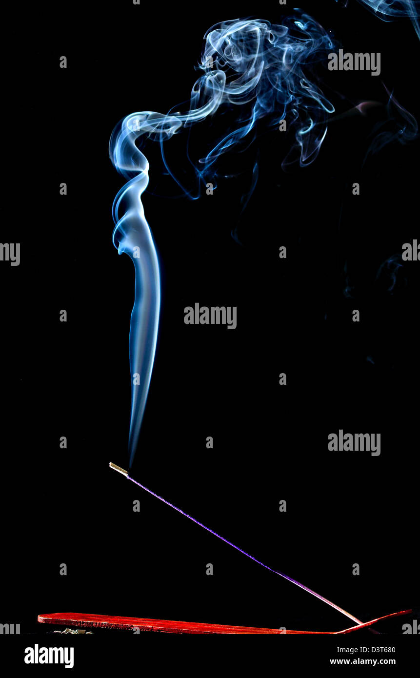 Bruciare incenso lavanda stick e fumo su nero Foto Stock