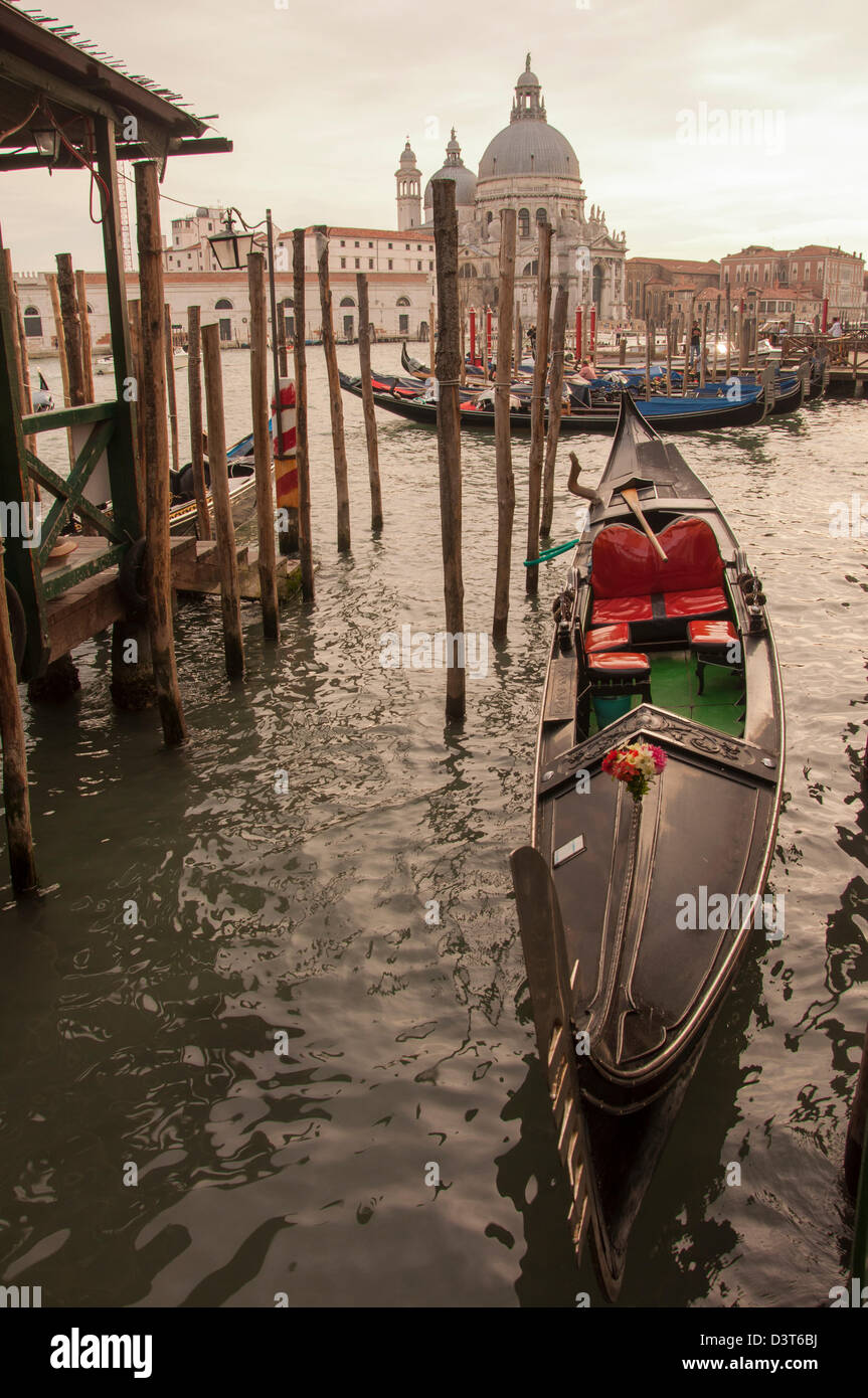 Gondole attraccate e la chiesa del Canale della Guidecca sul Canal Grande Foto Stock