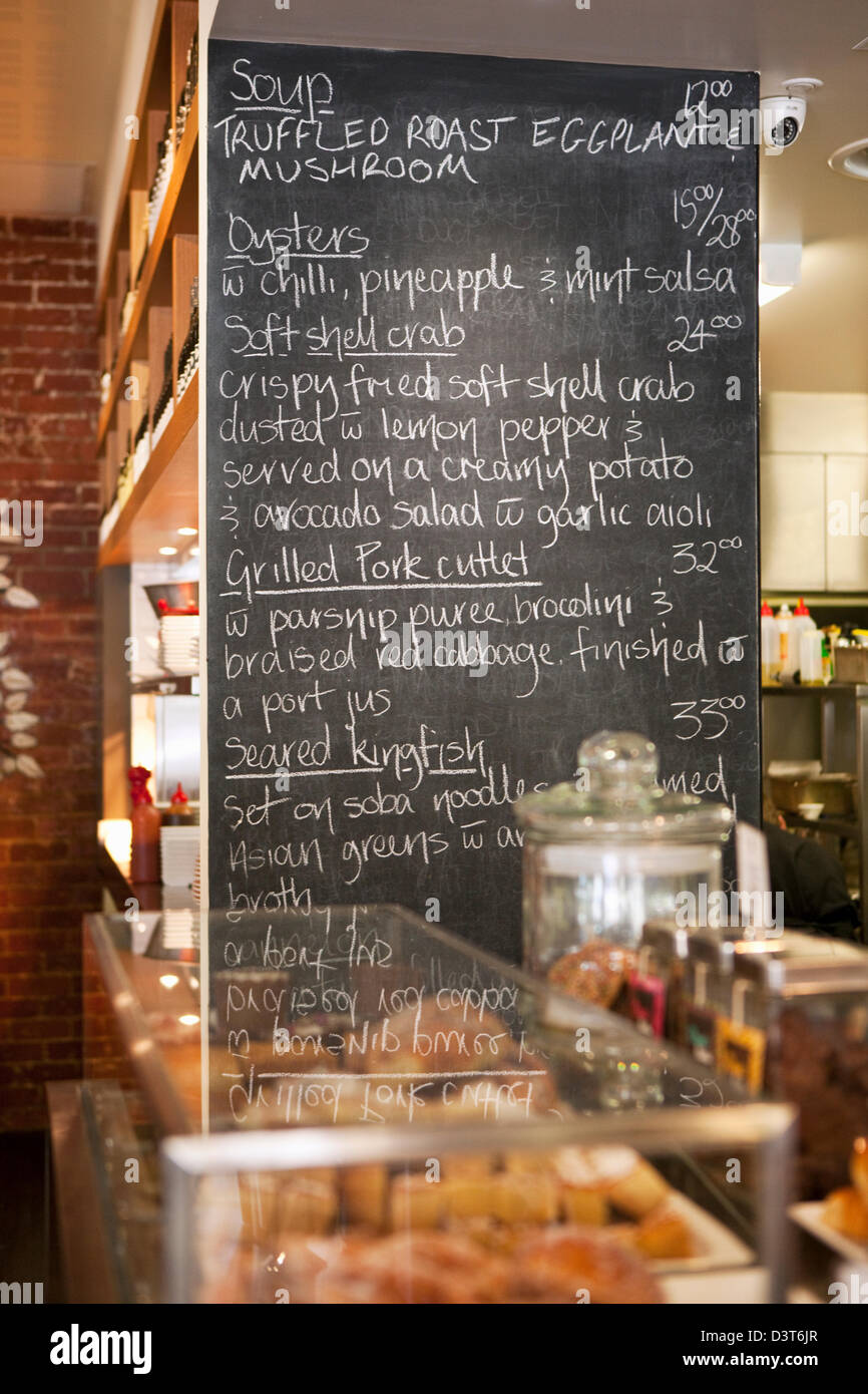 Blackboard menu in dispensa Urban Café & Restaurant. Manuka, Canberra, Australian Capital Territory (ACT), Australia Foto Stock
