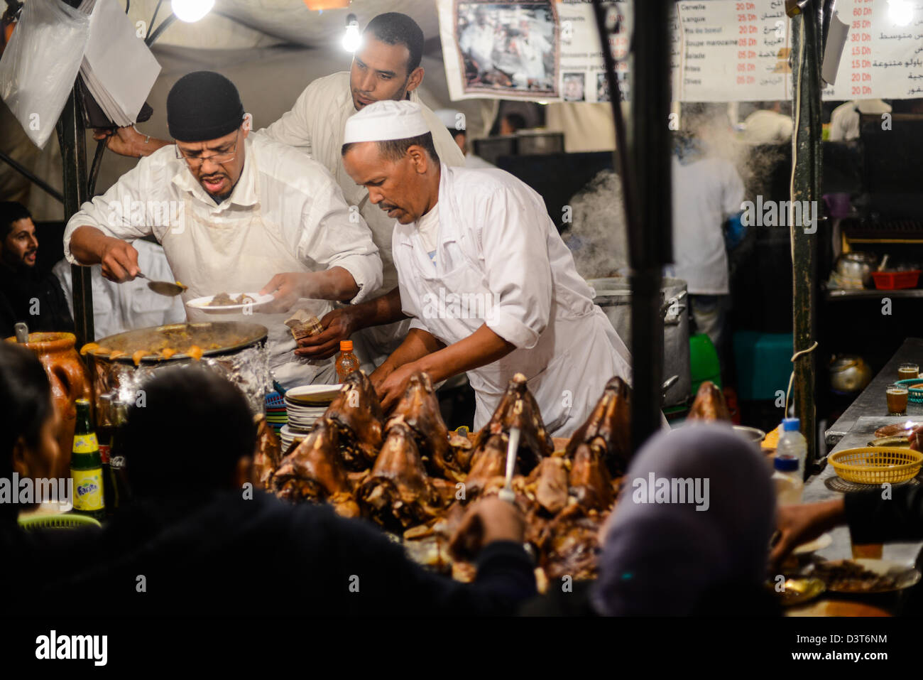 Piccoli ristoranti all'aperto in Jemaa-El-Fna Marrakech Foto Stock