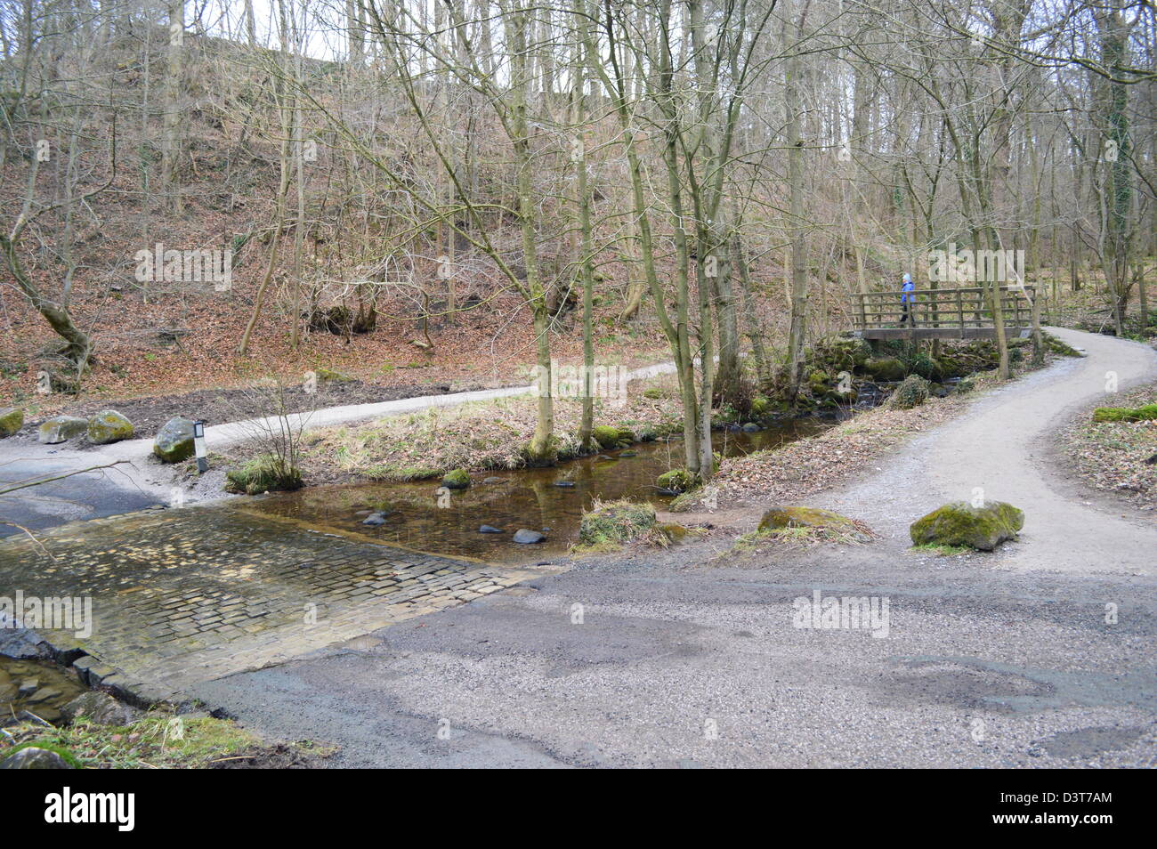 Passerella in legno e Ford in Bolton Abbey sul modo Dales a lunga distanza sentiero Wharfedale Yorkshire Foto Stock