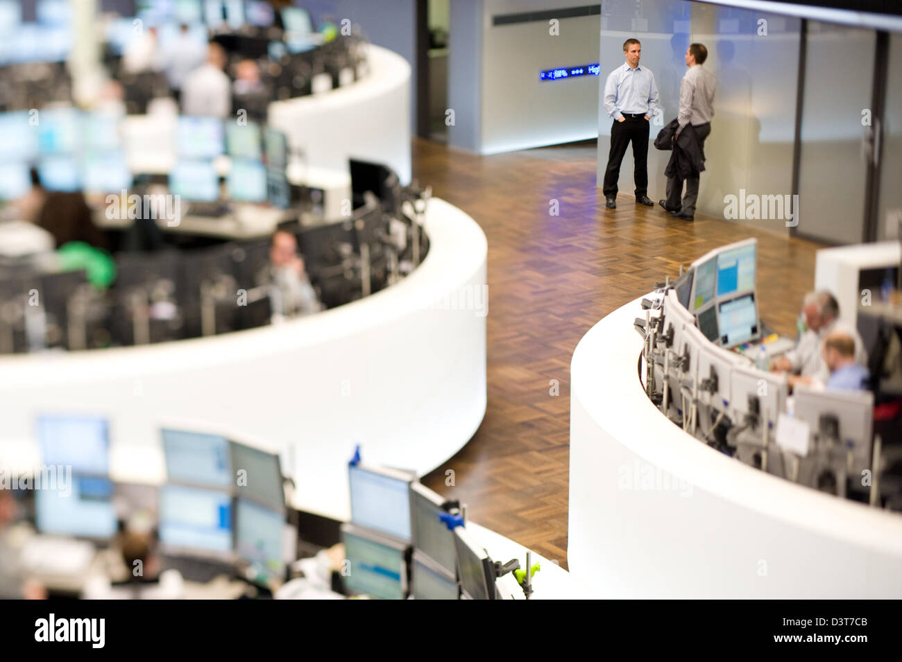 Frankfurt am Main, Germania, Aktienhaendler il trading floor della Borsa di Francoforte Foto Stock