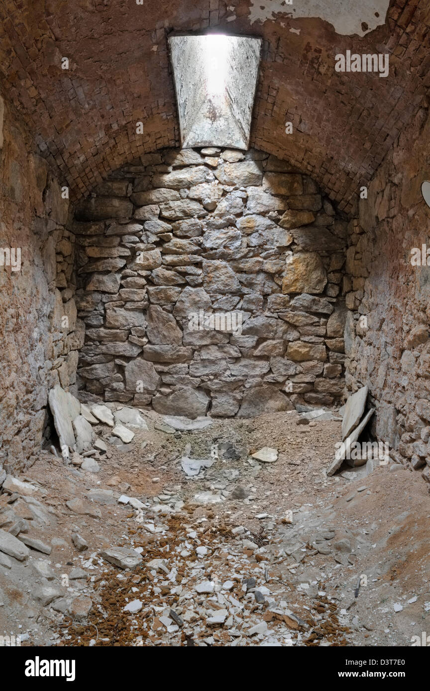 Ruvida parete di roccia sullo sfondo di un degrado della muratura con lucernario di overhead Foto Stock