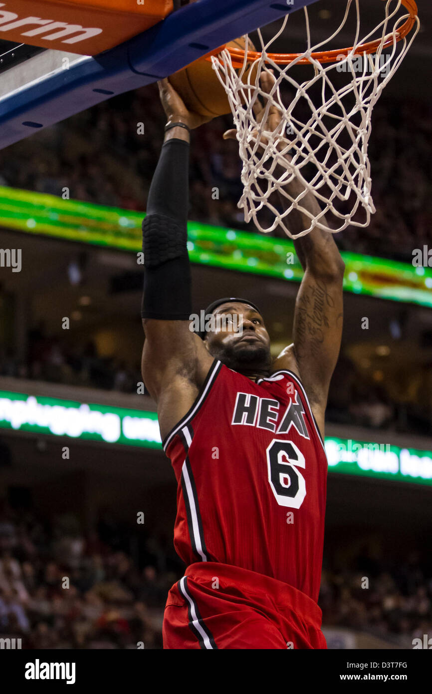 23 febbraio 2012: Miami Heat piccolo avanti LeBron James (6) va per le dunk durante il gioco NBA tra Miami Heat e la Philadelphia 76ers presso la Wells Fargo Center di Philadelphia, Pennsylvania. Il Miami Heat Beat the Philadelphia 76ers, 114-90. Foto Stock