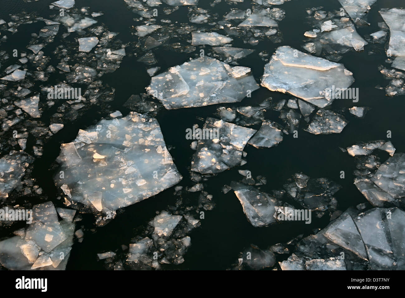 Rotto il ghiaccio sulle rive di un fiume Foto Stock