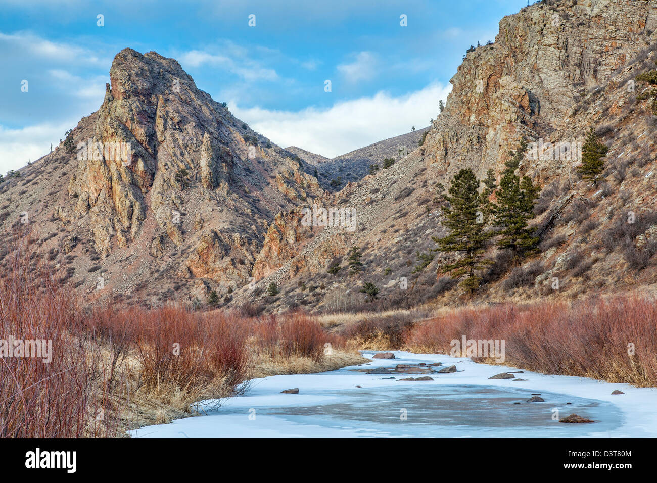 Eagle Nest Rock e congelate di North Fork di Cache la Poudre River nel nord Colorado vicino a Fort Collins Foto Stock