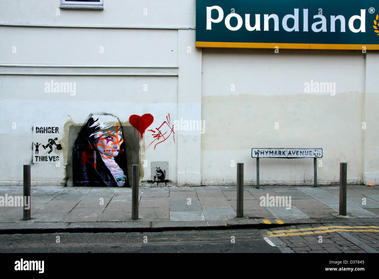 La parete vicino al negozio Poundland dove un murale da graffiti artista di strada Banksy è stata misteriosamente rimossi. Il murale, intitolato Il lavoro in condizioni di schiavitù, è stato previsto di recuperare fino a £450.000 a Miami auction house prima dell asta è stata drammaticamente interrotta. Il sito è ora coperto di graffiti da artisti sconosciuti Foto Stock