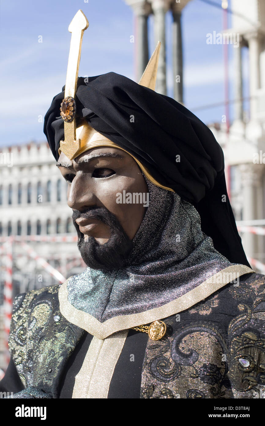 Tradizionali maschere veneziane indossato al carnevale di Venezia in Piazza San Marco Venezia Foto Stock