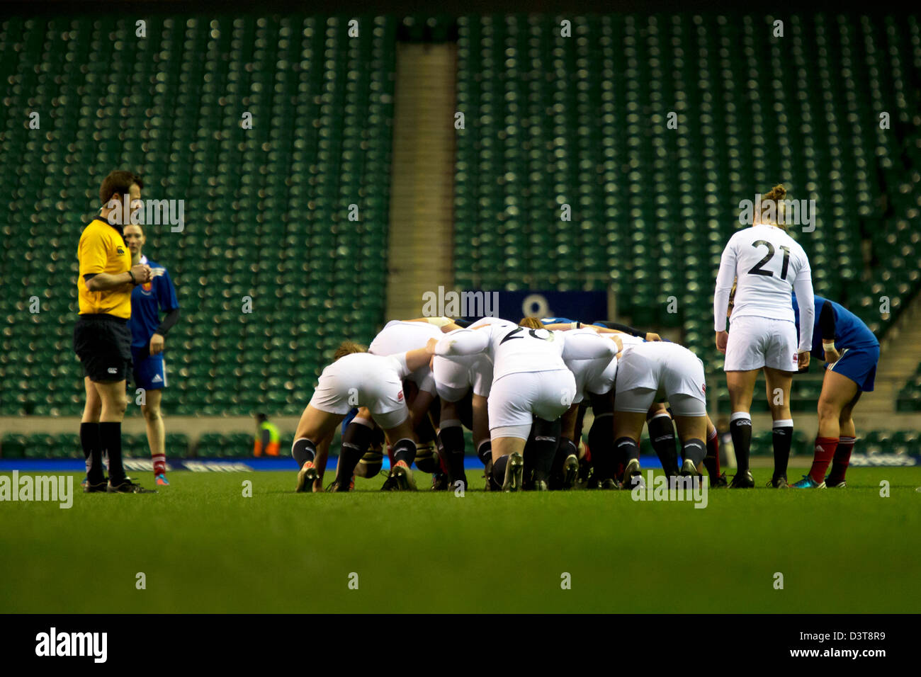 Twickenham, Regno Unito. Il 23 febbraio, 2013. Inghilterra v Francia donna RUGBY SEI NAZIONI. Scrum. Foto Stock