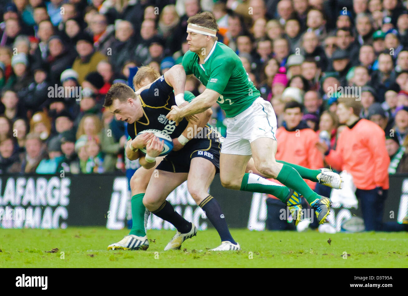 Brian O'Driscoll ottiene alle prese con Stuart Hogg, Scozia v Irlanda, RBS 6 Nazioni campionato, Murrayfield Stadium 24/02/13 Foto Stock